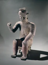 Vase effigie montrant un homme assis sur un petit tabouret, style Colima